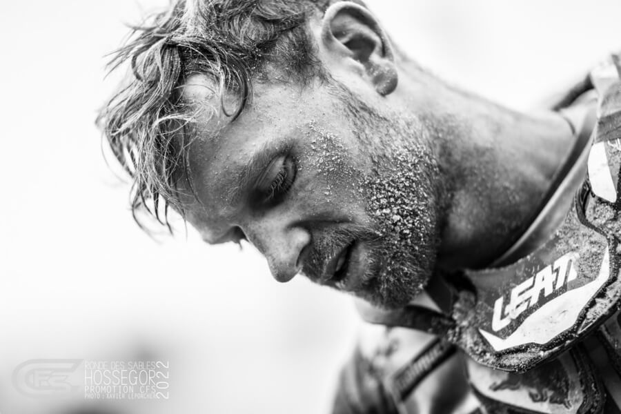 Le peloton dans les dunes d'Hossegor-Capbreton.