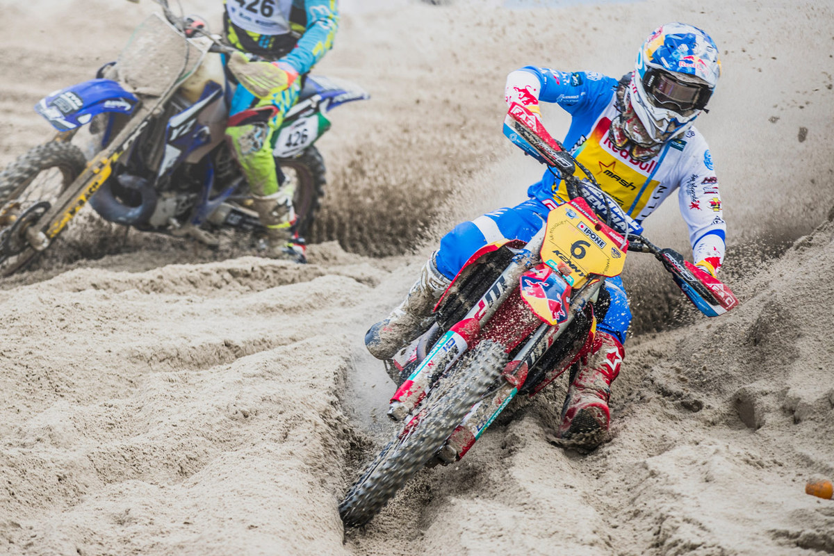 Virage à gauche pendant l'Enduropale.