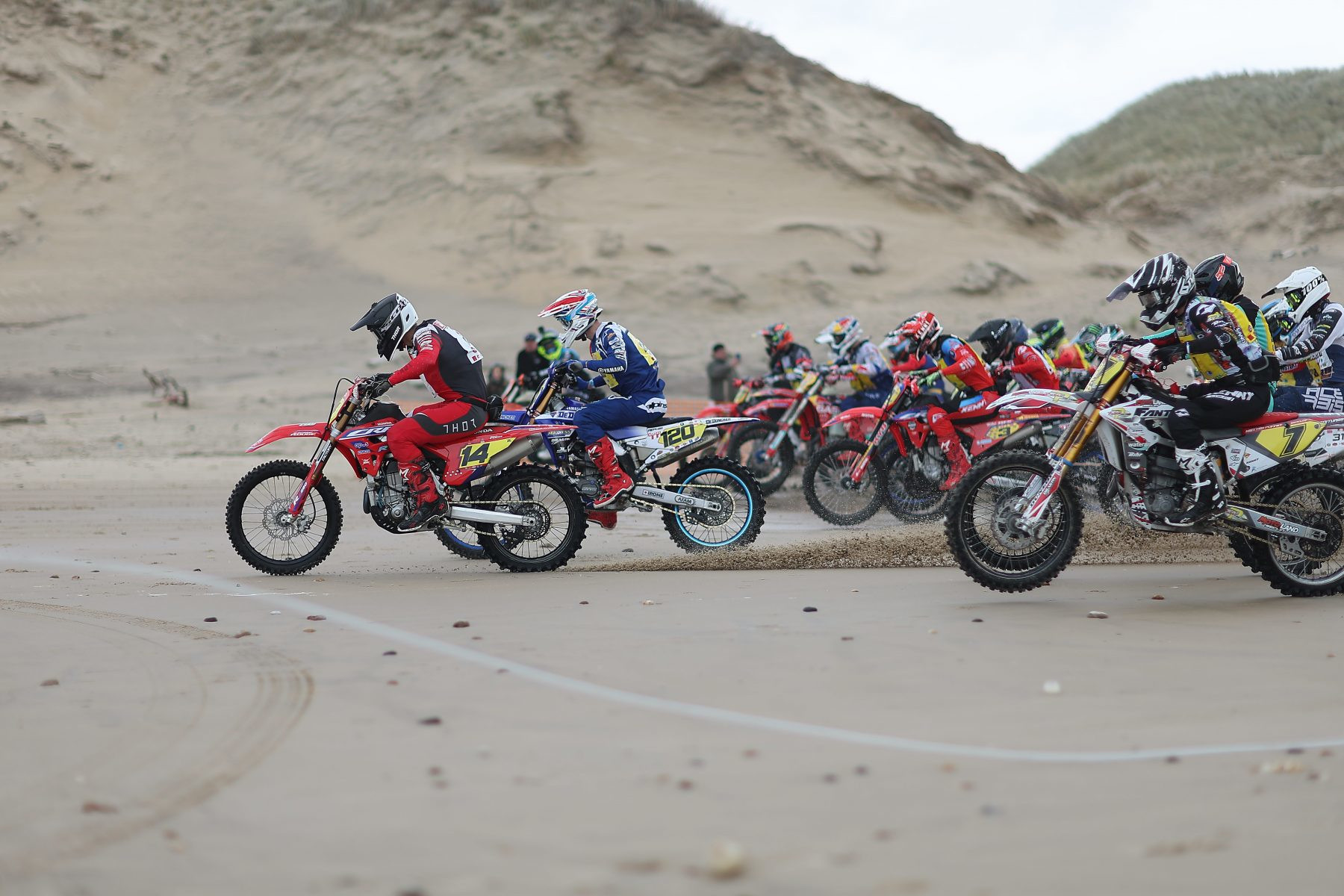 Les participants s'élancent depuis la grille de départ.