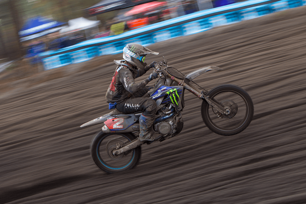 Kellett à vive allure dans une ligne droite.