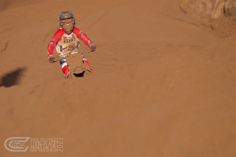 Kenny est couvert de sable.