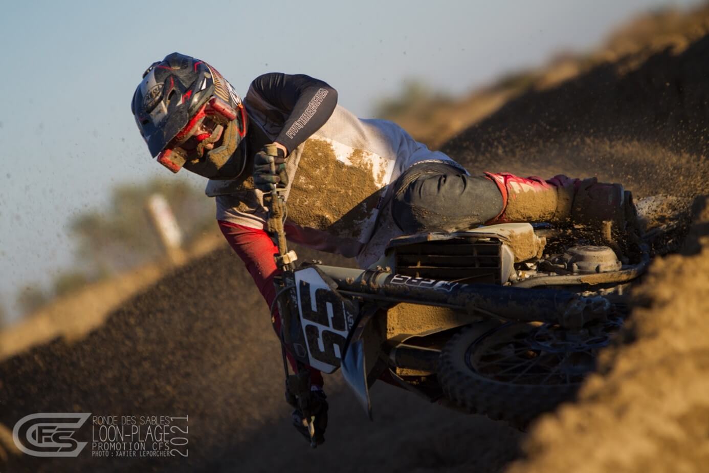 Le numéro 55 dans un virage serré.