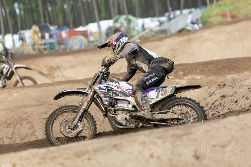 Pilotes en pleine course sur le circuit de Magescq.