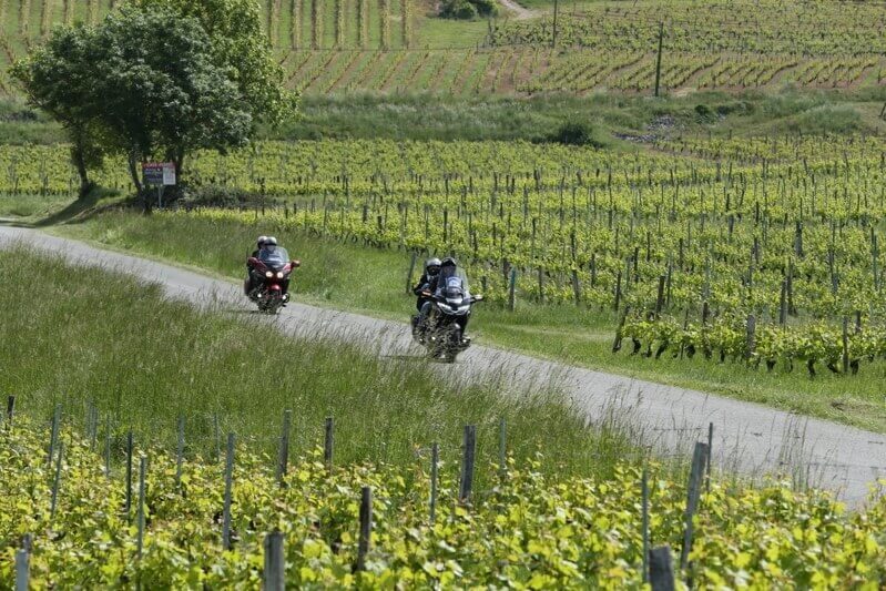 Groupe de motards sur les routes de Savoie lors du Rallye AXA Passion 2023.