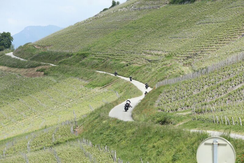Convoi de motos traversant les stations de ski des Alpes.