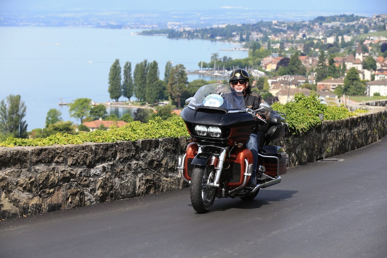 Participant au guidon de sa moto lors du Rallye AXA Passion.