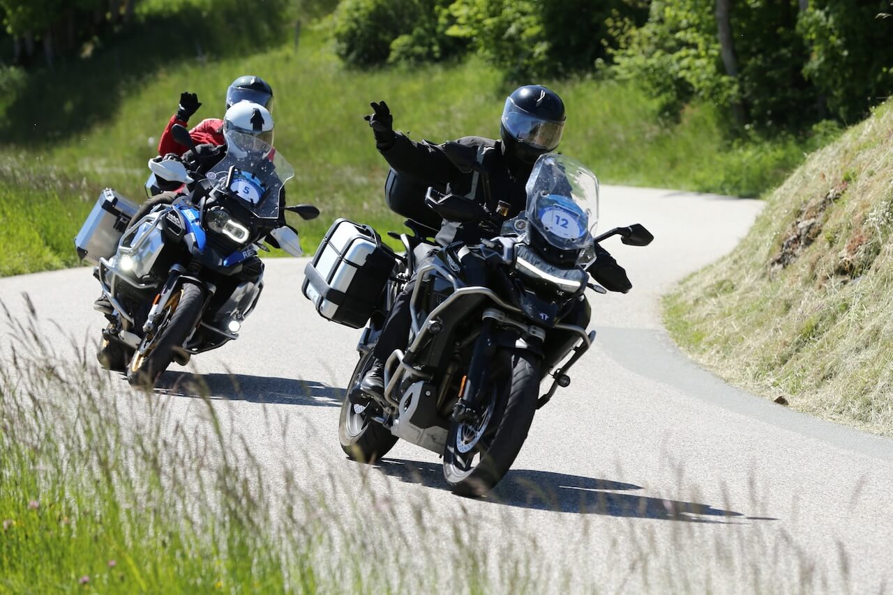 Groupe de motards en convoi sur les routes suisses.