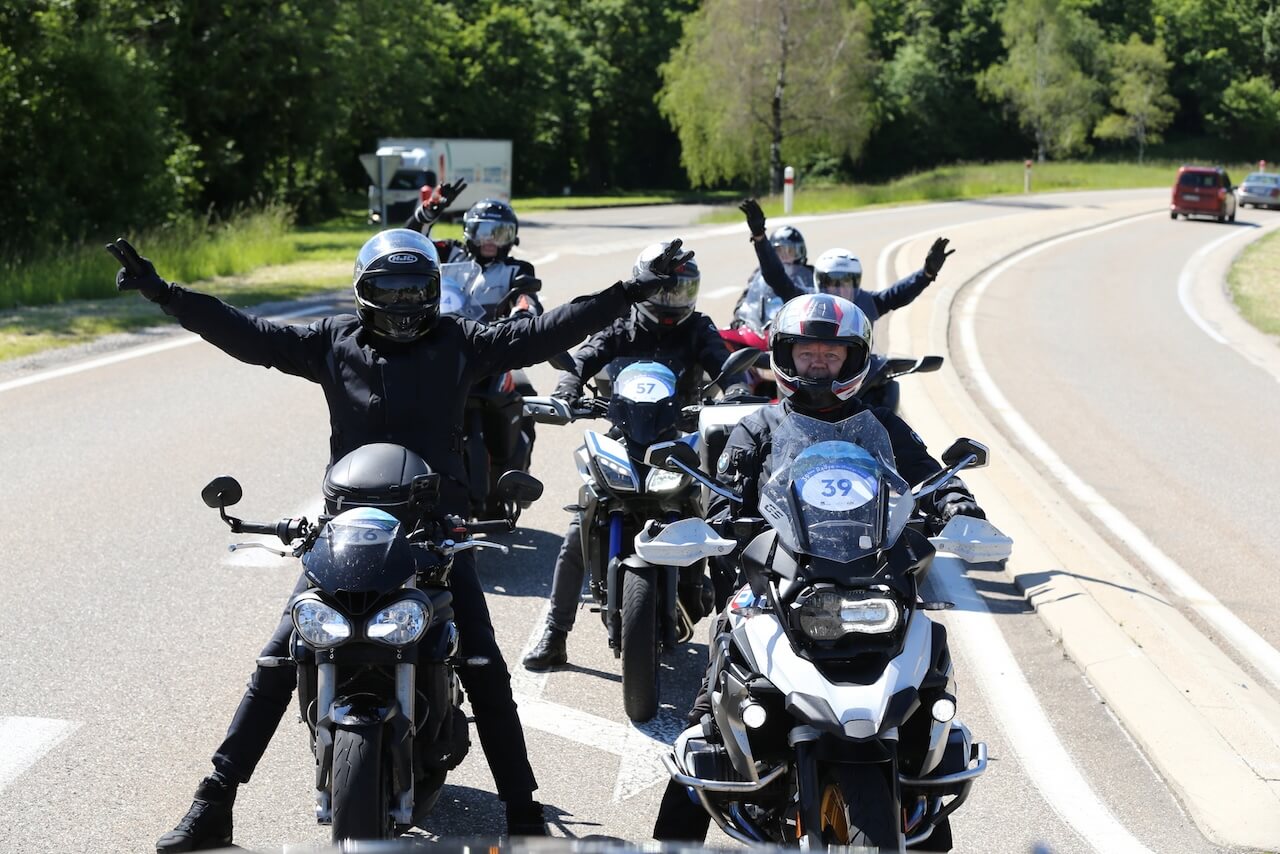 Pause conviviale entre motards passionnés à Divonne-les-Bains.