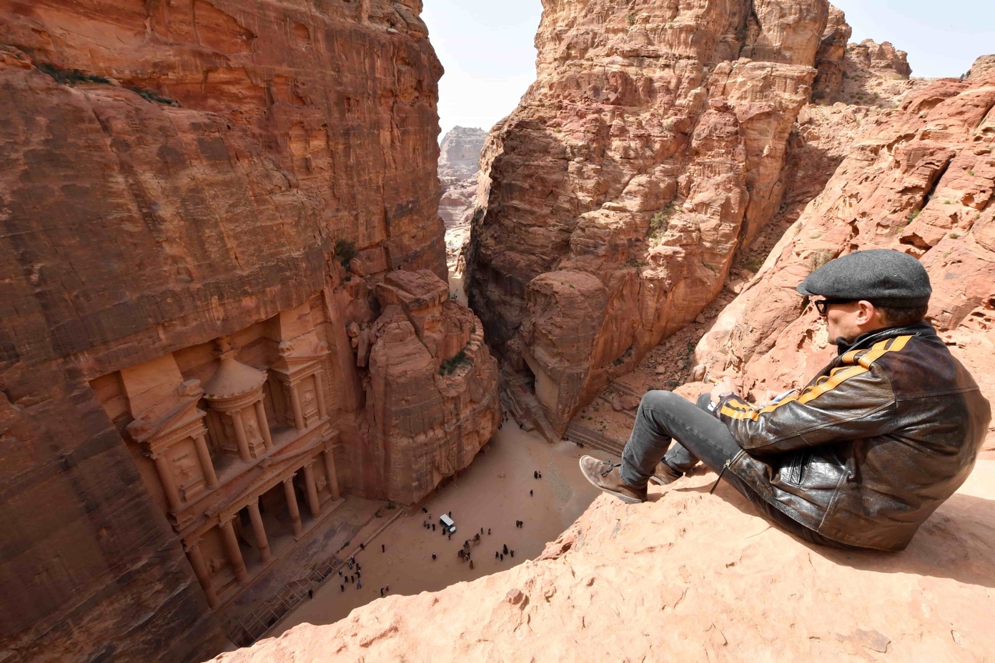 Sylvain Tesson contemple Petra.