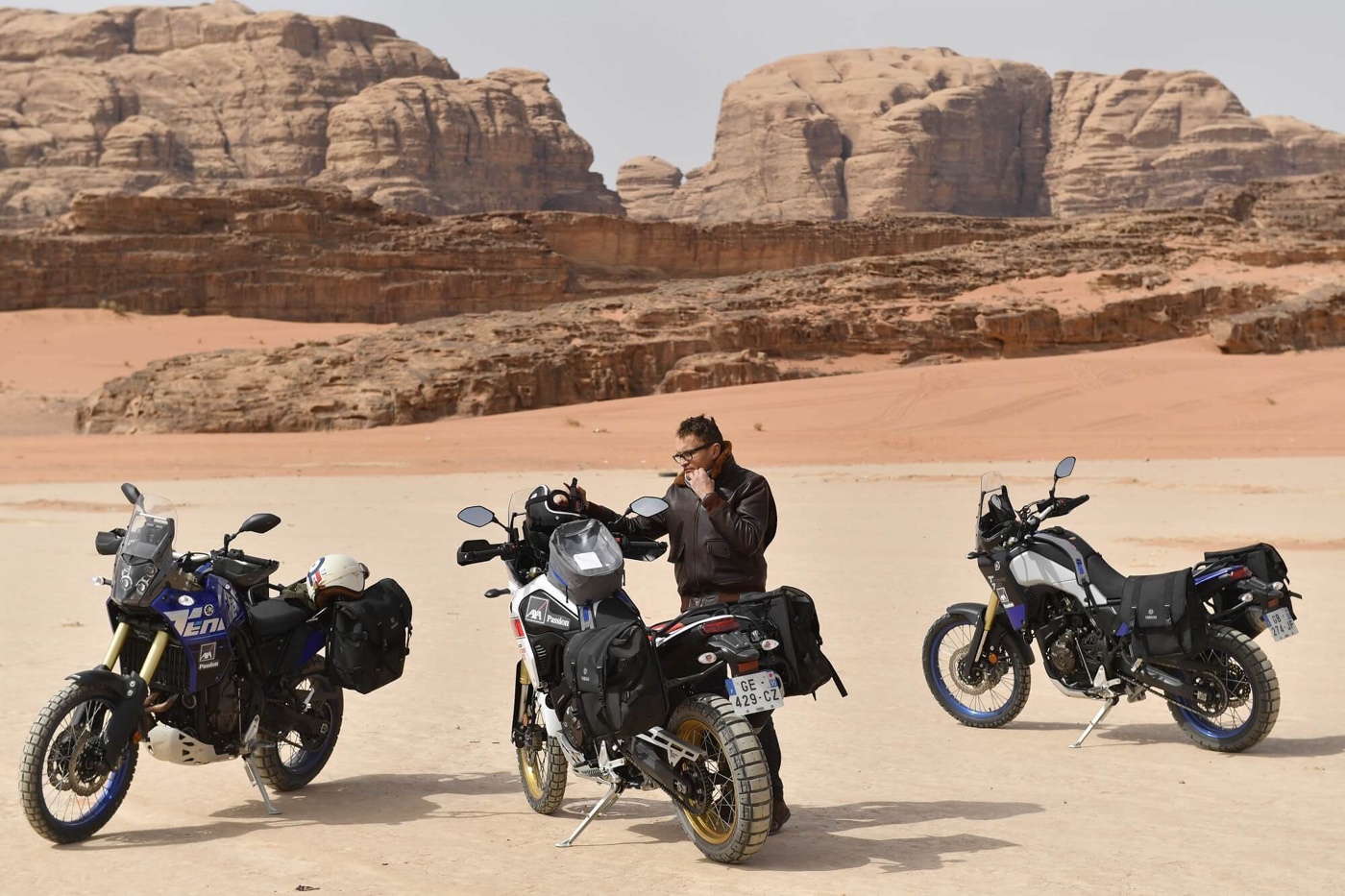 Les trois Yamaha Ténéré dans le désert du Wadi Rum.