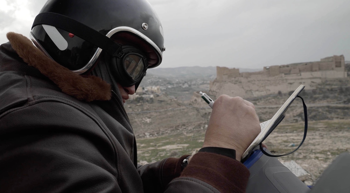 Prise de notes devant le château de Karak.