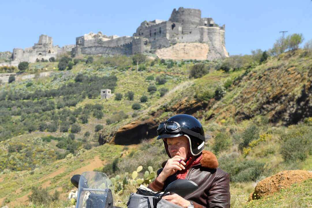 Sylvain Tesson devant le Château de Marqab