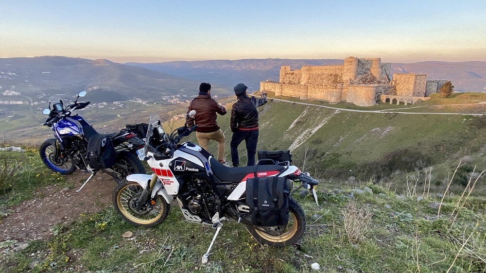 Sylvain Tesson et ses compagnons devant le Krak des Chevaliers