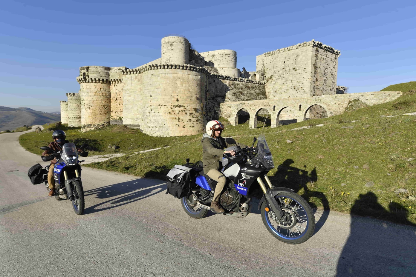 Sylvain Tesson et ses compagnons le long des remparts du Krak des Chevaliers