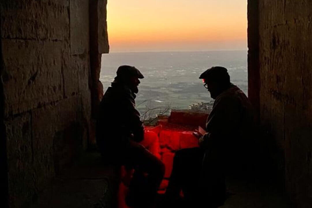 Sylvain Tesson et ses compagnons à l'intérieur du Krak des Chevaliers au lever du jour.
