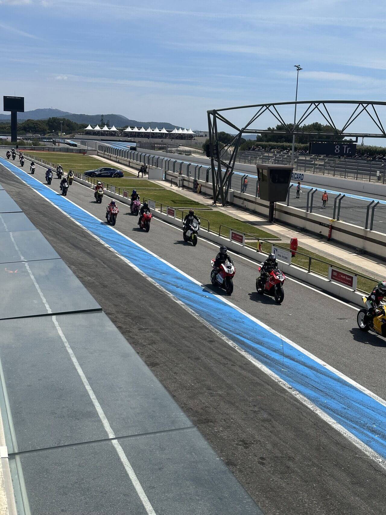 Motos historiques en piste lors des démonstrations de la Sunday Ride Classic.