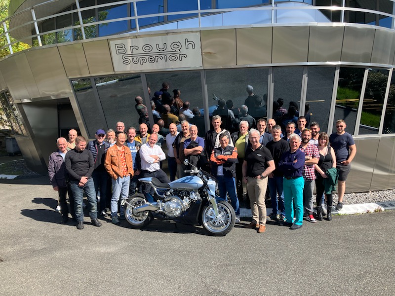 Groupe de clients AXA Passion devant les ateliers Brough Superior à Toulouse.