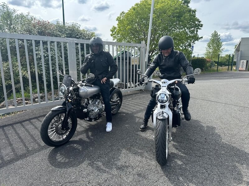 2 participants qui essayent la moto SS100 Lawrence