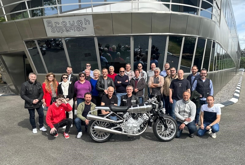 Photo de groupe avec les participants et le directeur Albert Castaigne.