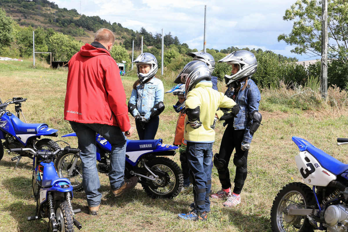 Greg Fayard et des enfants à l'équipée du cœur Auvergne 2017