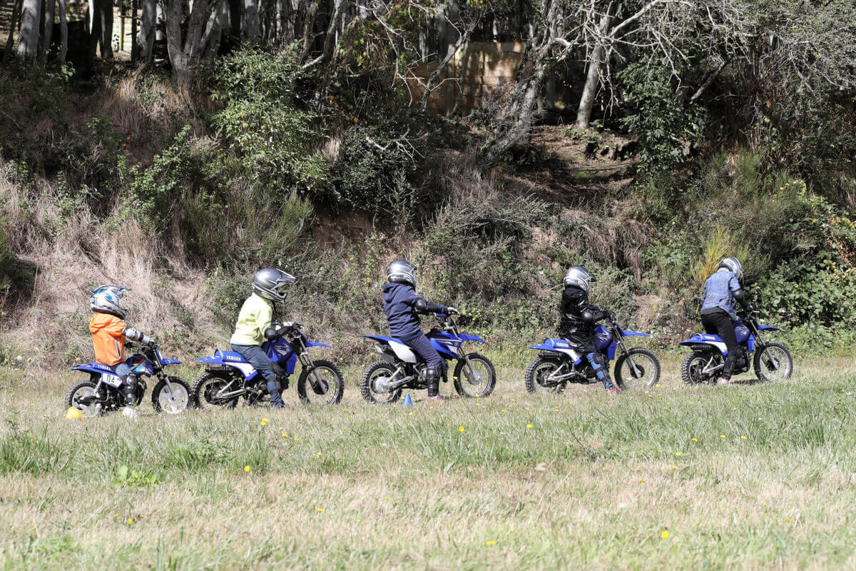 Les enfants à mini-moto à l'équipée du cœur Auvergne 2017