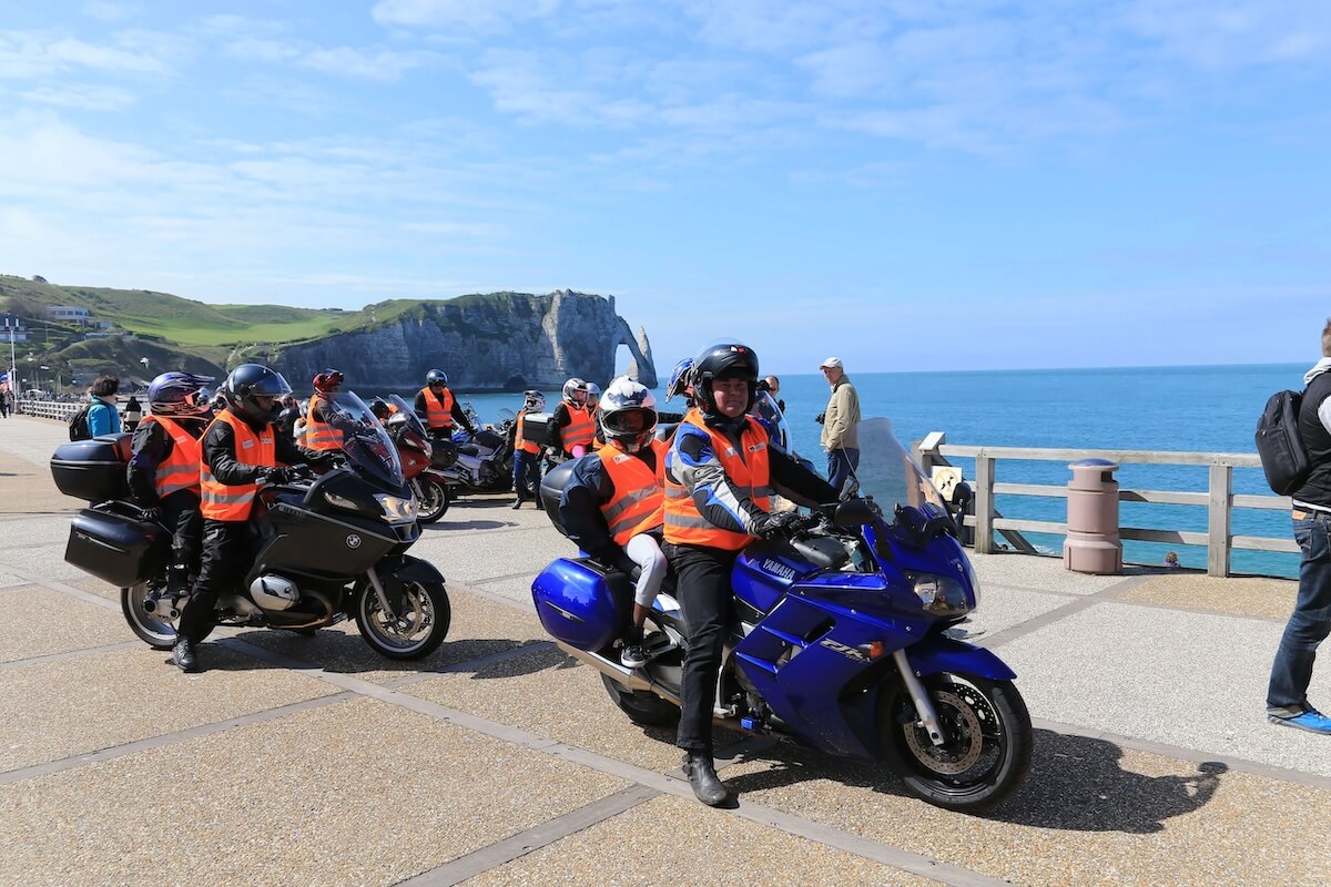 Participants à moto à l'équipée du cœur Normandie 2014