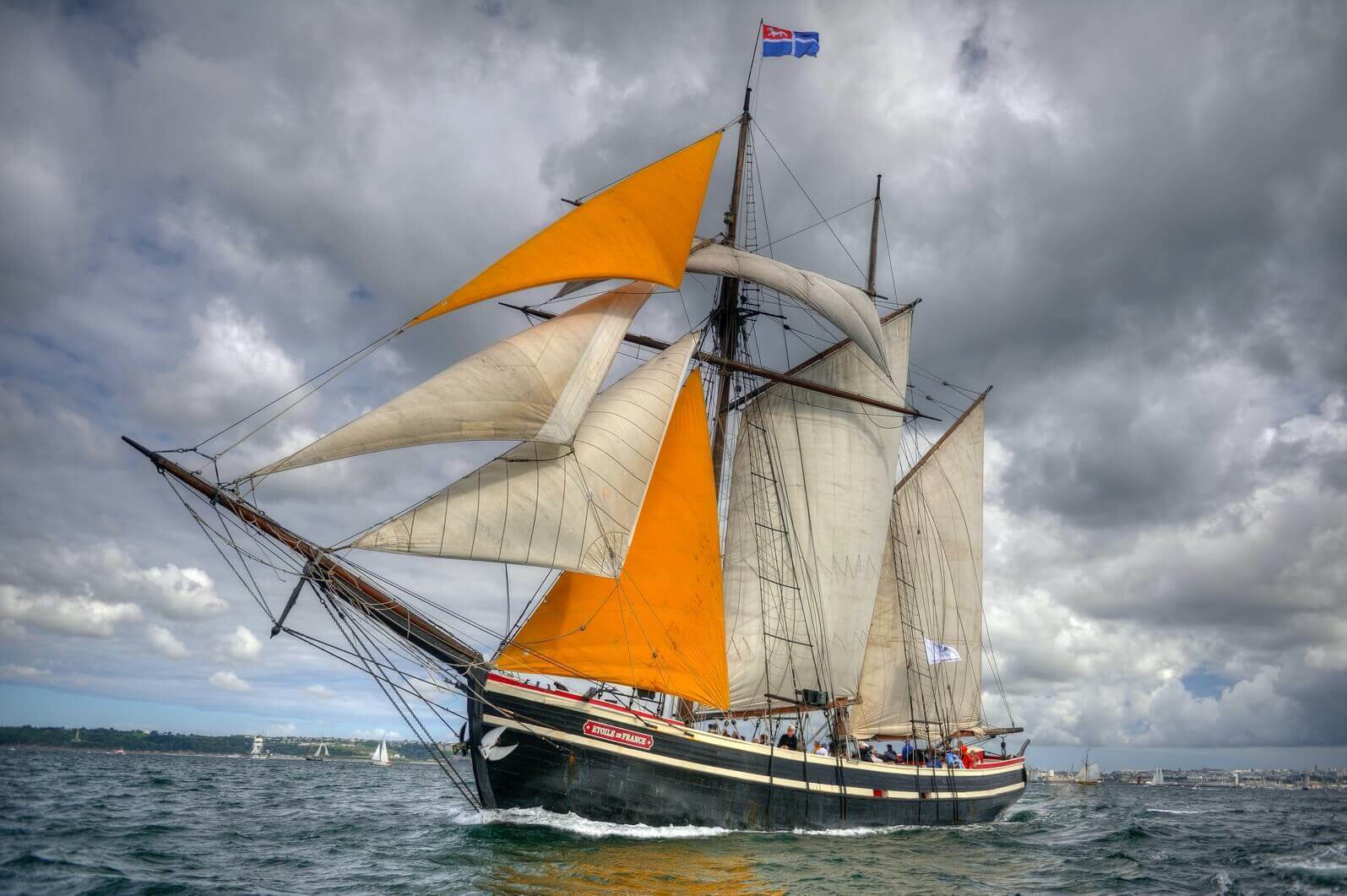 La goélette Étoile de France amarrée à Saint-Nazaire pour restauration.