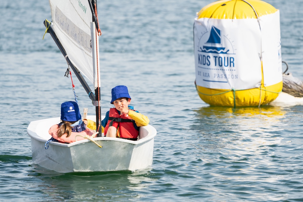 Enfants naviguant sur optimist dans le port de la Trinité-sur-Mer.