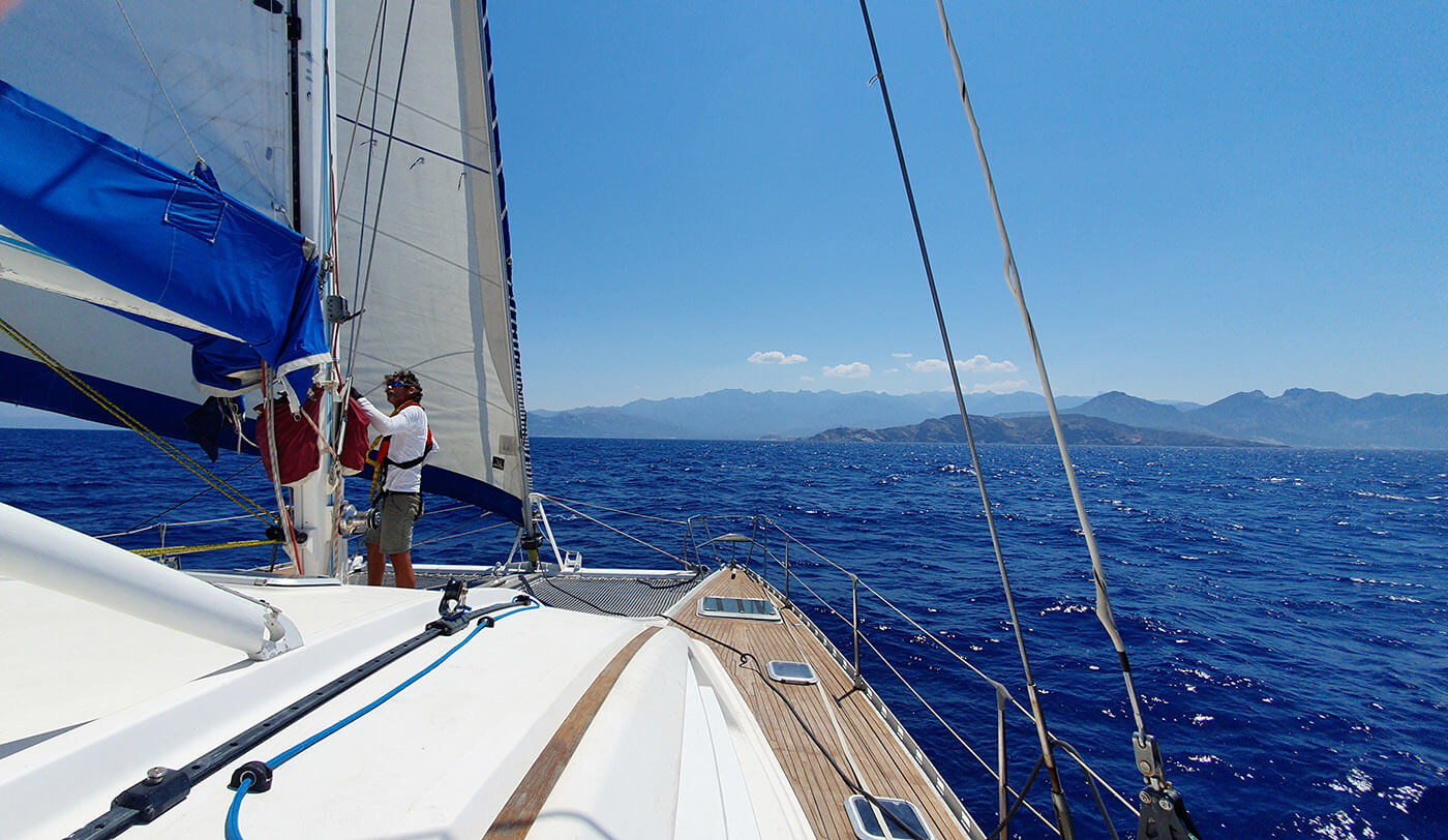 Le voilier Eagle au mouillage lors du tour du monde de L'Ancre et les Voiles.