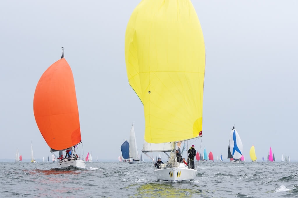 Voiliers en compétition lors du Grand Tour de Belle-Île 2025.